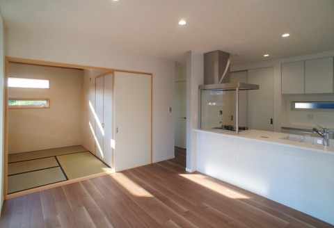 ＬＤＫ脇の和室スペース。来客時に使用できるだけでなく、お子様のお昼寝の場所やアイロンがけ、お洗濯物を畳むなどの家事室としても便利。