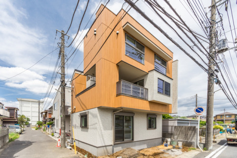 明るいウッド調と石目調のホワイトの外壁材がナチュラルな印象の外観デザイン・外壁材：（ベース）旭トステム「AT-WALL PLUS」ウッドライン16Ｐ（ラインシダーＰ）（アクセント）旭トステム「AT-WALL PLUS」ヴェリエＰ（ヴェリエホワイトＰ）