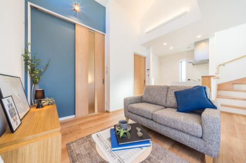 明るい光が降り注ぐ心地のよいＬＤＫ。アクセントクロスのブルーがかわいい空間を演出。・アクセントクロス：リリカラ（LV-1240）片引戸：LIXIL「ﾗｼｯｻS」（クリエペール/アンティークガラス）