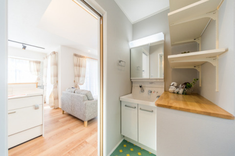 水廻りが集中している間取り。洗濯機が回る音を聞きながら、朝食の片付けをするように効率的に家事ができそうです。