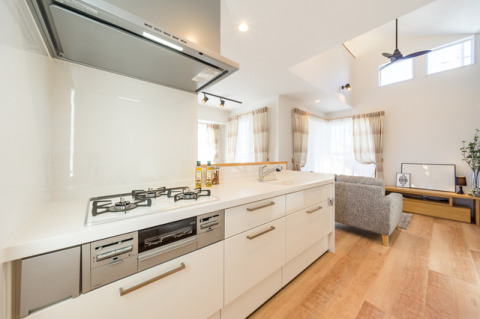 会話が弾む対面キッチン。ご主人の「男の料理」を奥様が手伝ったり、お子様と一緒にお菓子作りを楽しんだりと家族で楽しめます。・LIXIL「ＡＳ」（ミストホワイト）W=2250・人大ワークトップ（ベーシックホワイト）・取手：ミドルハンドルＧ（シャインニッケル）