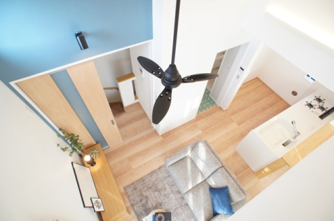 吹抜け空間をグルニエより見た感じ。気持ちのよい空間が広がります。・床材：LIXIL「ラシッサＤフロア」木目ﾀｲﾌﾟ（メープルＦ）