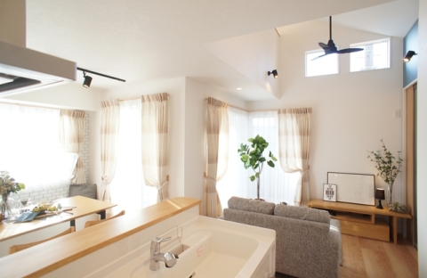 上部が吹き抜けで明るく開放的になっている２階LDK。外からの視線が全く気にならず、プライベート感を充実できます。・サッシ：LIXIL「サーモスⅡH」（外側シャイングレー/内側プレシャスホワイト）