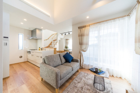 上部が開放的な吹き抜けの２階ＬＤＫ。心地のよい空間は家族のくつろぎの場所です。・サッシ：LIXIL「サーモスⅡH」（外側シャイングレー/内側プレシャスホワイト）