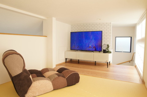 畳敷きのグルニエ。DENに大画面スクリーンを設ければ、家族のホームシアタースペースに！！