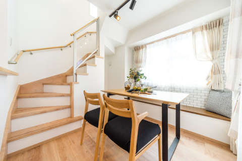 階段脇にベンチウィンドーを設置。奥様が家事の合間に読書やスマートフォンやタブレットで「今日のレシピ」をする場所としても活躍♪