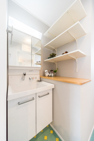 洗面ドレッサーの脇にリネン収納を設置しました。何かと増えてしまいがちなタオル類も上手に整理して収納できそうです。・LIXIL「ピアラ」W=600(グロスホワイト）