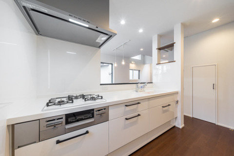 使い勝手のよさそうな対面キッチン。ご主人の「男の料理」を奥様が手伝ったり、お子様とお菓子作りを楽しんだりと家族で楽しめます♪・LIXIL「ＡＳ」（ミストホワイト）・人大ワークトップ（ベーシックホワイト）・取っ手：ミドルハンドルＨ（ブラック）