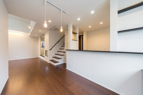 キッチン脇に飾り棚を設置。ちょっとした雑貨などを飾って、ステキな空間を演出してみてはいかがでしょうか。