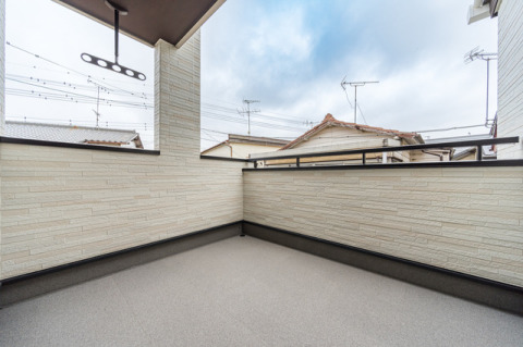 広々と開放的なバルコニー。洗濯物やお布団を干す場所としてだけでなく、家族でバーベキューなども楽しめそうです。