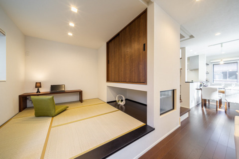 テレワークをするのに最適な和室。１段上がったモダンな和室は吊押し入れが空間を広く感じさせ、来客時に腰掛けることができたり、お子様のお昼寝の空間としても活躍してくれます。・吊押し入れ引き違い戸：EIDAI「スキスムS」（ショコラブラウン）引手：アイアンブラック