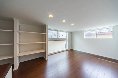 ２階ホールより出入りできるファミリーアティック。造り付けの棚が設置されています。コレクションの物や本などを収納する場所として活躍してくれます♪