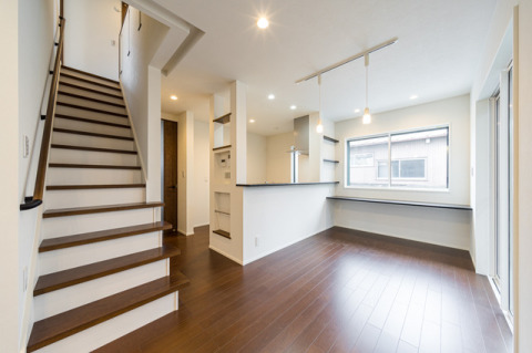 キッチン脇のカウンターはお子様が今日の宿題やお絵描きをしたり、奥様が家事の合間にスマートフォンやタブレットで「今日のレシピ」を検索する場所としても活躍してくれます。・スタディーカウンター：EIDAIフリーデザインカウンター（マットブラック）