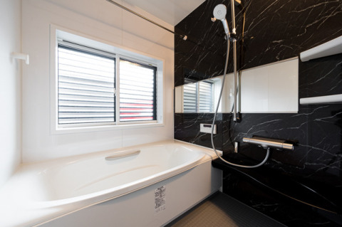 温かなお湯に浸かり、１日の疲れを癒すユニットバス。冬の入浴時にも寒くなく、お掃除などのメンテナンスもラクラク。浴室乾燥暖房機も設置されているので、雨の日のお洗濯物も安心です。・LIXIL「アライズ」1616・アクセントパネル（ブラックストーン）・浴槽（ホワイト）・ミナモ浴槽・床：「キレイサーモフロア」（グレー）