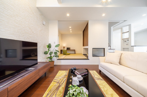 折り上げ天井が空間を広々と感じさせる心地のよい空間です。