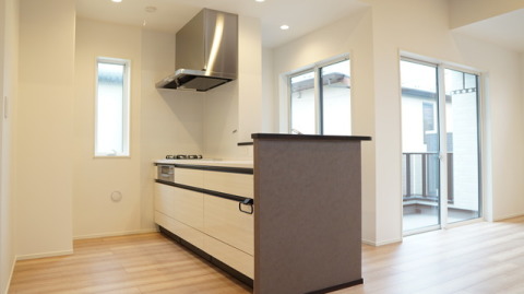 家族の会話が弾む対面キッチン。ご主人の「男の料理」を奥様が手伝ったり、お子様と一緒にお菓子作りをしたりと家族で楽しめるキッチン。・タカラスタンダード「オフェリア」（LNU2664CM)W=2400・アクリル人大天板（ソリッドホワイト）・レール引手（ブラック）