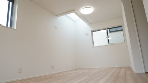 トップライトより明るい光が差し込む２ドア１ルームの洋室。お子様が小さなときは大きな１つの空間として、大きくなったら２つに分けて使用できるフレキシブル空間。