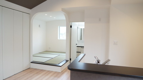 ＬＤＫ脇の和室空間。来客時に使用するだけでなく、お子様のお昼寝の場所やアイロンがけや洗濯物を畳むなどのた家事室としても活躍。アーチ型の入口も優雅さを演出してくれます。