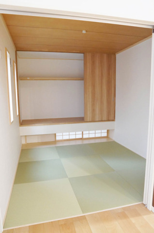 風通しがよい吊押入のあるＬＤＫ脇の和室。お子様のお昼寝の場所や洗濯物を畳んだり、アイロンかけなどの家事室としても活躍！！吊押入引き違い戸：造作扉（たて木目　ネイキッドライト）