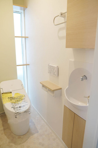 手洗いや造り付けの物入のついているトイレ。トイレットペーパーや使用するリネンなども収納できて、便利です！TOTO「ウォシュレット一体型便器ＧＧ－Ｊ1」（ホワイト）