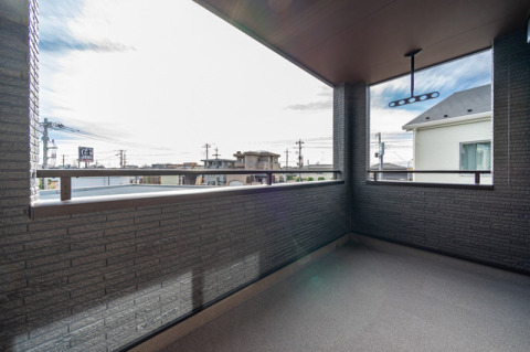 屋根付きの広々としたインナーバルコニー。洗濯物やお布団を干すだけでなく、家族でバーベキューなども楽しめます。・FRP防水+FGウォーク（カラー　グラニットS）
