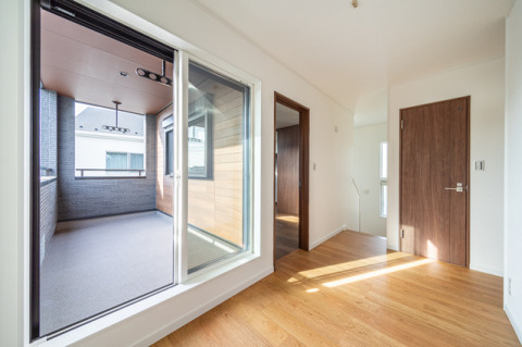バルコニーに面した明るい２階ホール。太陽の光いっぱいの心地のよい部屋です。・サッシ：YKK-APエピソードNEO（内側ホワイト/外観側カームブラック）