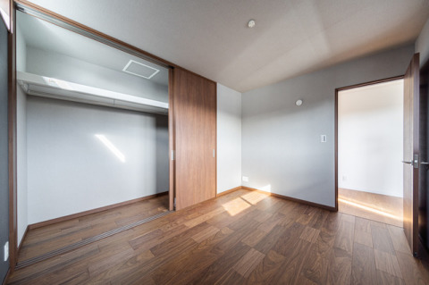 広々したクローゼット。洋服も上手に整理して収納できそうです。・クローゼット引違戸3枚建：LIXILラシッサS　LAA（クリエモカ）