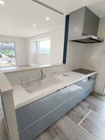 こちらもブルーの対面キッチン。キッチンで作業しながら、家族の様子を見ることができ、キッチンに立つのがますます楽しみに♪