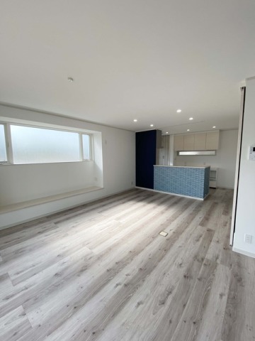 ブルーとホワイトのコーディネートにこだわったアーリアメリカンな雰囲気のLDK。広々としたベンチウィンドーは家族団らんの場所♪