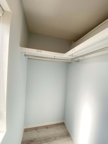 季節ごとの洋服や小物を整理して収納できるウォークインクローゼット。