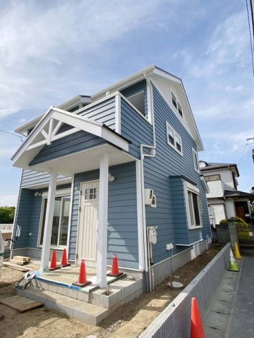 アメリカンな風が吹き抜けるようなかわいい雰囲気の外観。