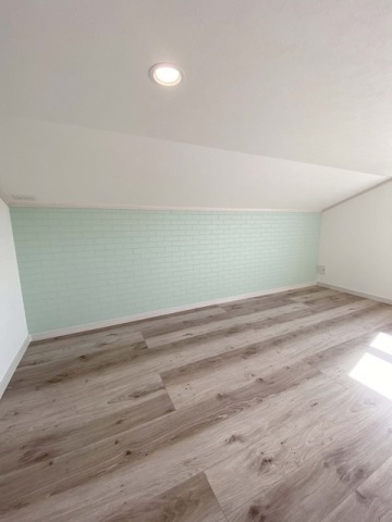 広々としたグルニエ空間。ちょっとした机などを置いて、リモートワークの場所としても活躍！！