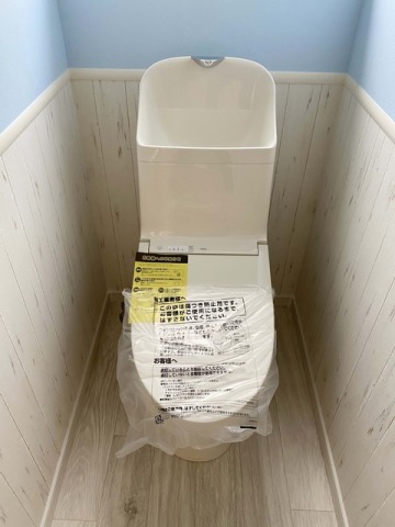 トイレもブルー＆ホワイトにこだわりました。爽やかな雰囲気です。