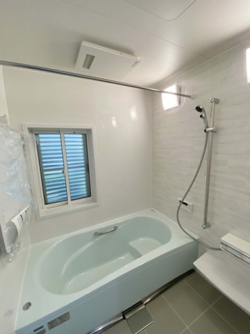 ユニットバスもブルーに！１日の疲れを温かなお湯に浸かって癒されて下さい。