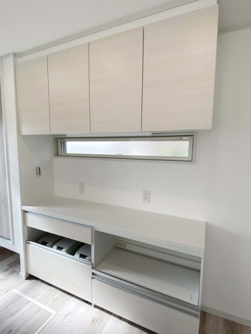 ホワイトを基調としたキッチンの造り付けの収納。何かと増えてしまいがちなリネン類や食器類も整理して収納できます！！