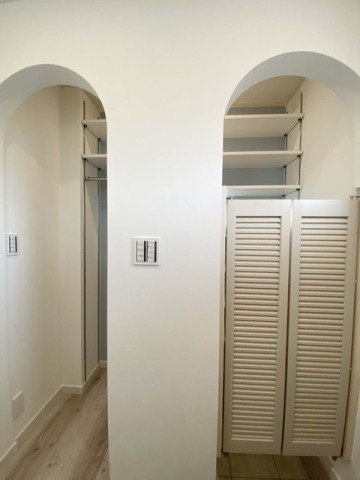 ルーバー風のスイングドアが印象的なシューズインクローゼット。