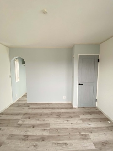 アーチ型の入り口が印象的な主寝室。こちらの扉もブルーにして統一感を！