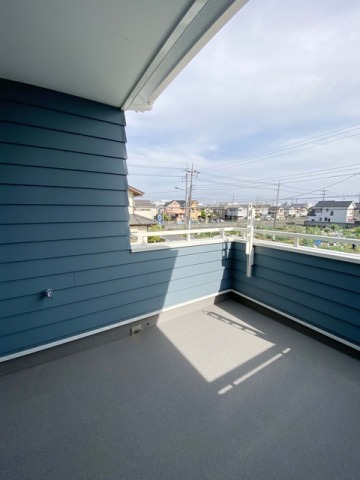 広々したバルコニー。水栓を設置しているので、バルコニーでお子様のプール遊びなども楽しめます。