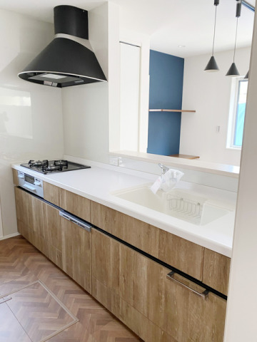 木の温もりがやわらかい対面キッチン。ご主人の「男の料理」を手伝ったり、お子様と一緒にお菓子作りをしたりと家族で楽しめるキッチン。