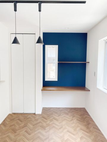 LDKに設置されたカウンター。お子様が今日の宿題やお絵かきをしたり、奥様が今日のレシピをPCやタブレットで検索する場所として活躍！