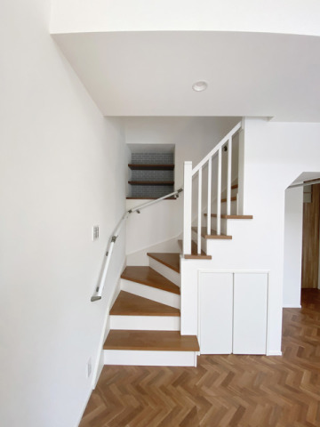 階段の途中に雰囲気のある飾り棚が設置されています。ちょっとした小物を飾ってステキな空間を演出してみてはいかがでしょうか。