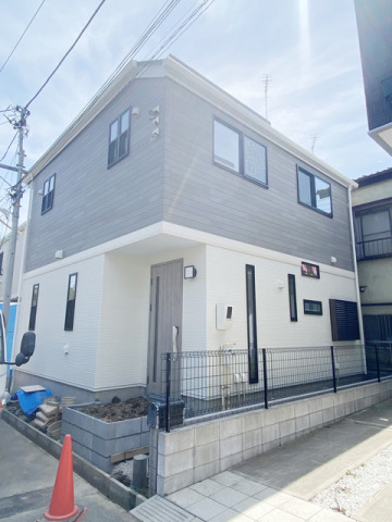 ホワイト×グレーで色味を抑えてシンプルでスタイリッシュでありながら、やさしい印象の外観です。