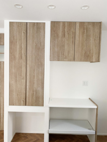 何かと増えてしまうお皿類も上手に整理して収納できる造り付けのキッチン収納。こちらも木の温もりがやさしい雰囲気で揃えられています。