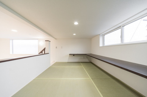 小屋裏の畳コーナーを奥より見た感じです。書斎コーナーとしても活躍！
