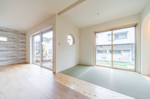 LDK脇にある和室コーナー。傾斜をやわらかくつけた入口など、ご両親がいらした時にも安心なユニバーサルデザインになっています。