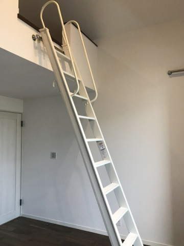 主寝室にロフトが設置されています。ご主人の趣味のスペースとして楽しめそうです。