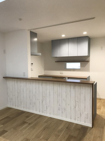 シャビーシックなスタイルのLDK。穏やかで心地のよい空間を演出しています。