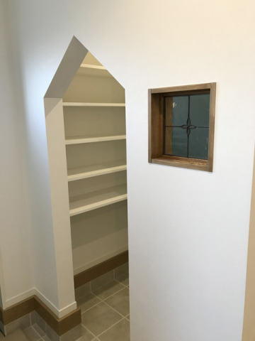 入口が家のカタチになっている遊び心のあるSIC。ステンドグラスがアンティークな雰囲気を演出しています。