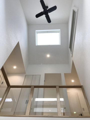 上部が開放的な吹き抜け空間。空の一部を切り取ったようなトップライトも設置され、明るい太陽の日差しが降り注ぐ気持ちの良い場所です。