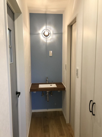 玄関に続く廊下の一角に設置された洗面コーナー。「帰宅したら、まず手洗い！」をお子様に習慣づけられそうです。